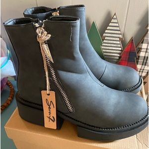 SEVEN7 VAULT BLACK SZ 10 WATERPROOF BOOTS ZIPPERS ON BOTH SIDES GOTH GRUNGE BNIB